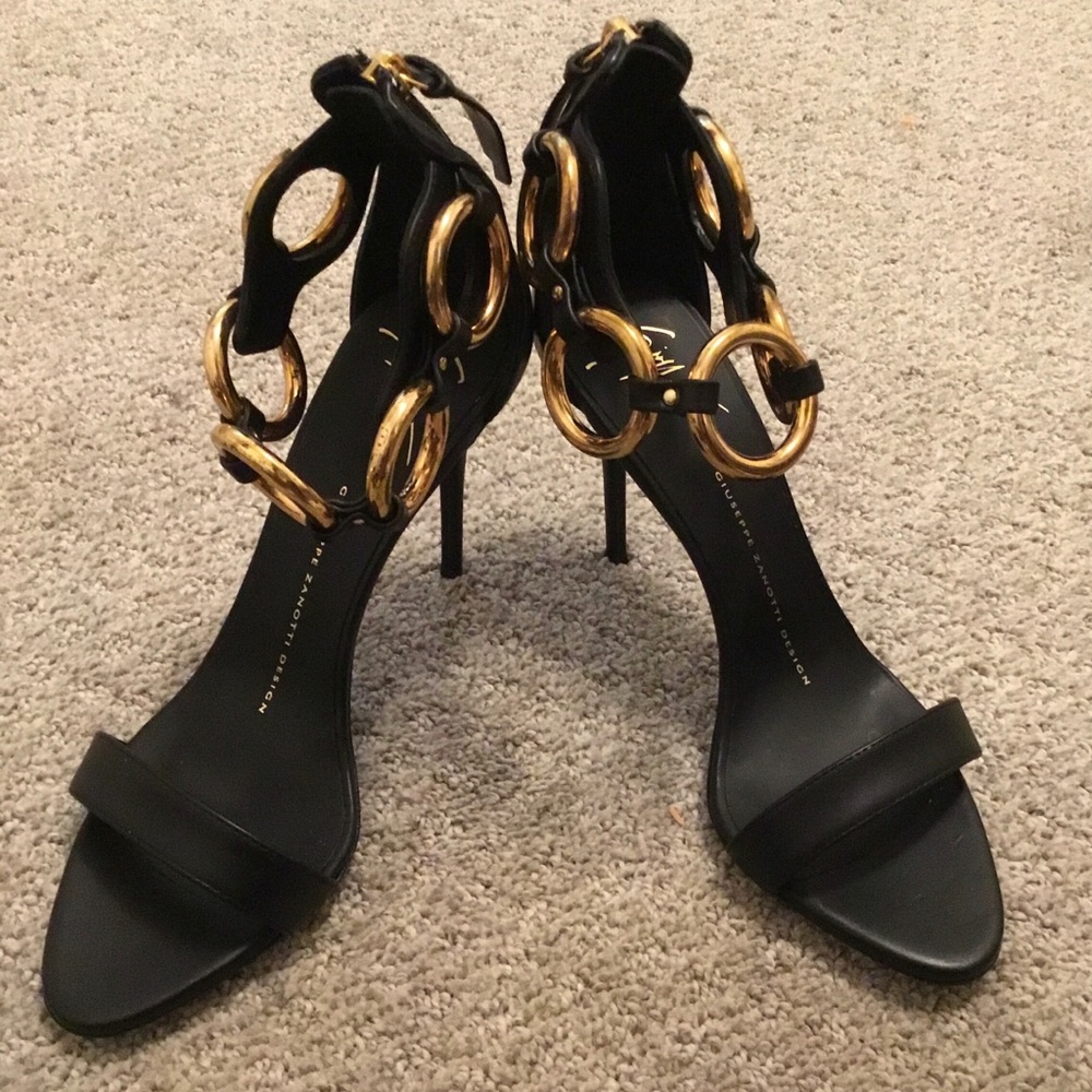 New Giuseppe Zanotti Black Leather Chain Link Accents D’orsay Pumps - SZ 36.5